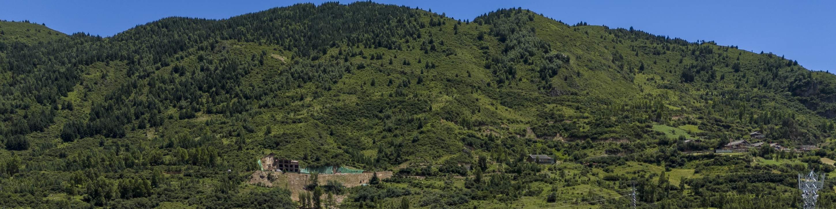 Stesen Kereta Api Laju Huanglong Jiuzhai terletak 92 kilometer dari kawasan pemandangan Jiuzhaigou. Bas penghubung atau kereta peribadi boleh digunakan untuk perjalanan pergi balik yang mudah dan cepat antara kedua-dua tempat, memenuhi keperluan perjalana